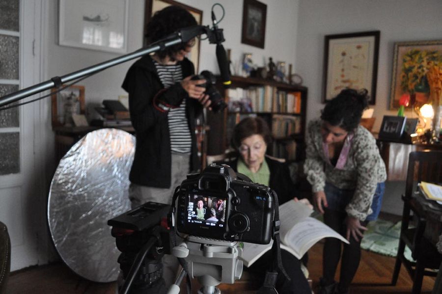 Observando las partituras de Antón García Abril, durante la grabación del documental