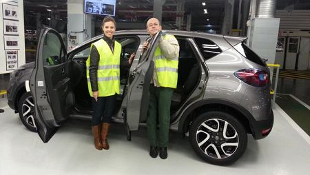 Mara Peterssen y Manolo HH en la fábrica de Renault España de Valladolid