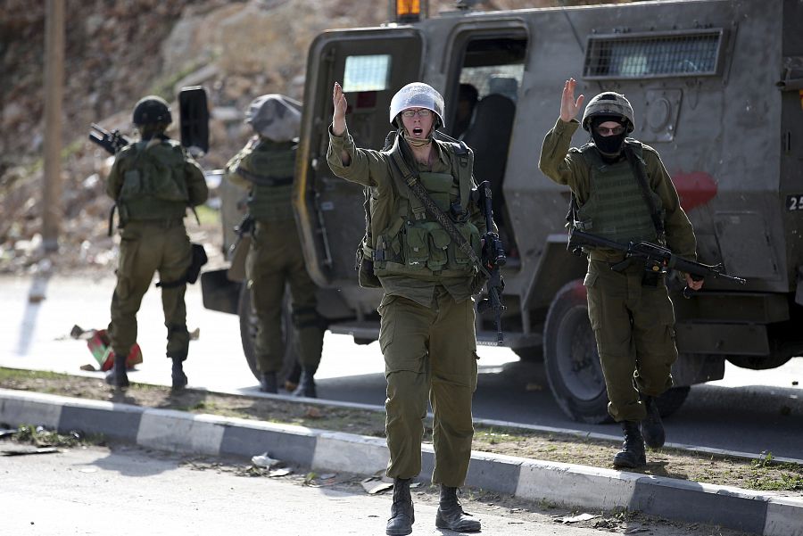 Varios soldados israelíes toman posición durante los enfrentamientos en Beit Ommar, en Hebrón