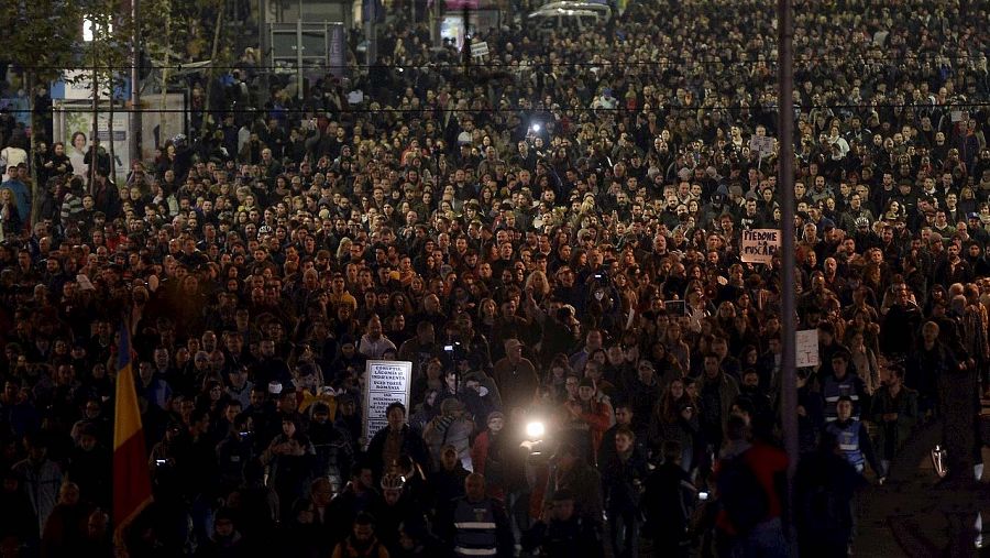 Miles de personas se manifiestan en Bucarest el 3 de noviembre de 2015 para protestar por el incendio en una discoteca que no cumplía las condiciones de seguridad, y en el que han muerto 32 personas. REUTERS/Inquam Photos/Octav Ganea