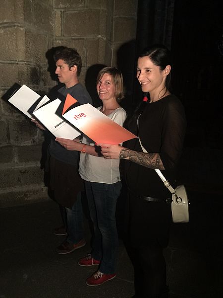 Clara Peñalver y le resto del equipo de 'La mitad invisible', en la Catedral de Ávila