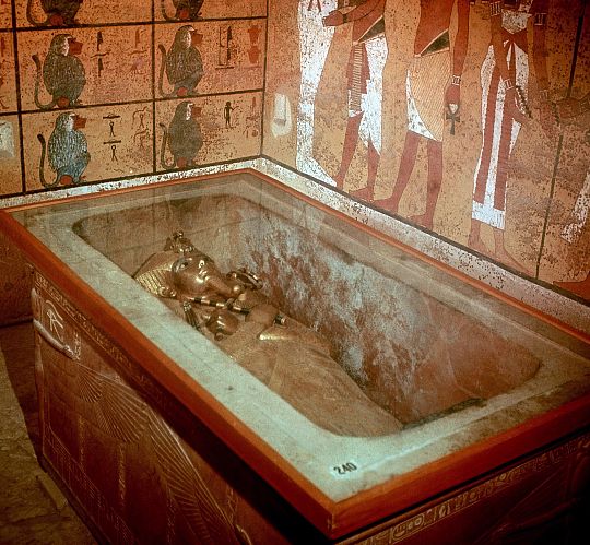 Sarcófago de Tutankamón, en la cámara mortuoria.
