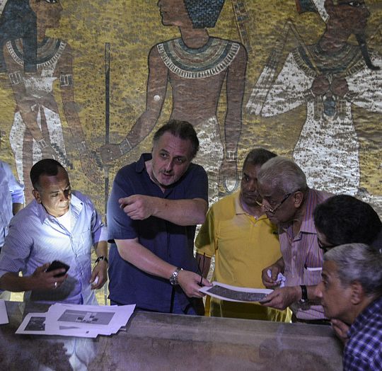 El arqueólogo británico Nicholas Reeves, en el centro de la imagen.