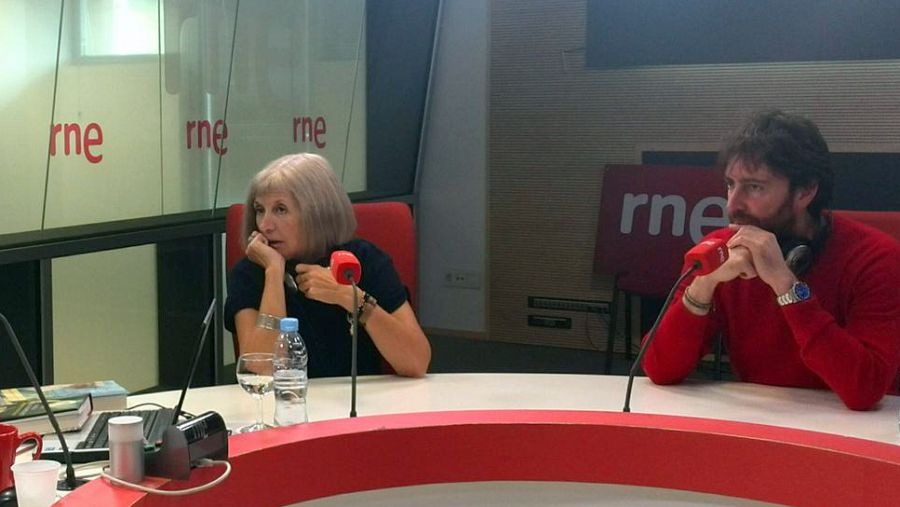 Alicia Giménez Bartletta y Daniel Sánchez Arévalo durante la entrevista en 'Las mañanas de RNE'
