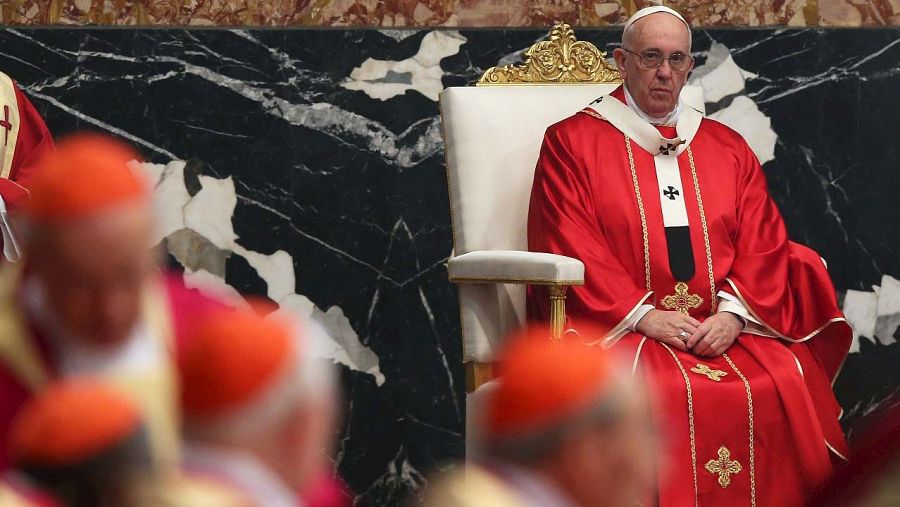 El papa Francisco celebra una misa para los cardenales y los obispos muertos el pasado año, en la Basílica de San Pedro del Vaticano  REUTERS/Alessandro Bianchi