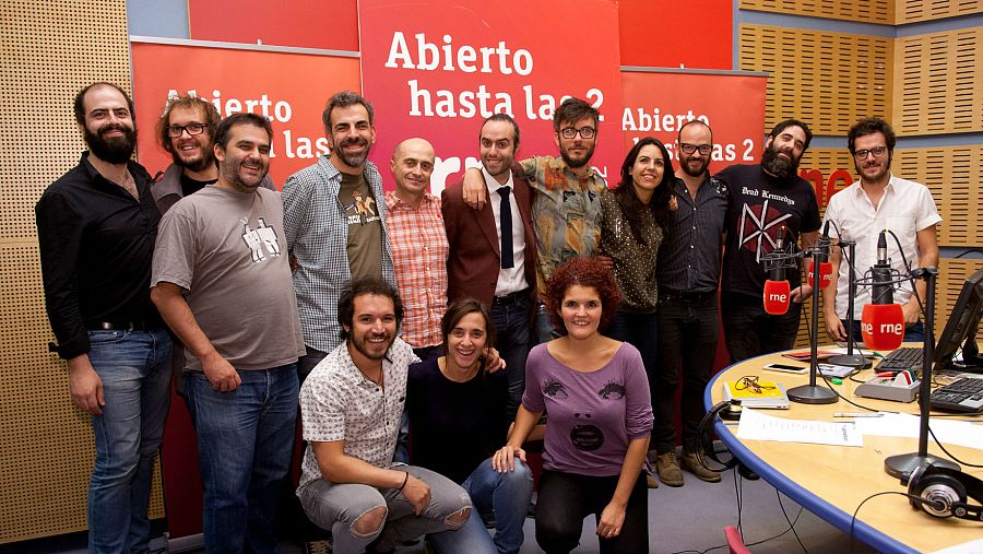 La banda catalana, con todo el equipo del programa