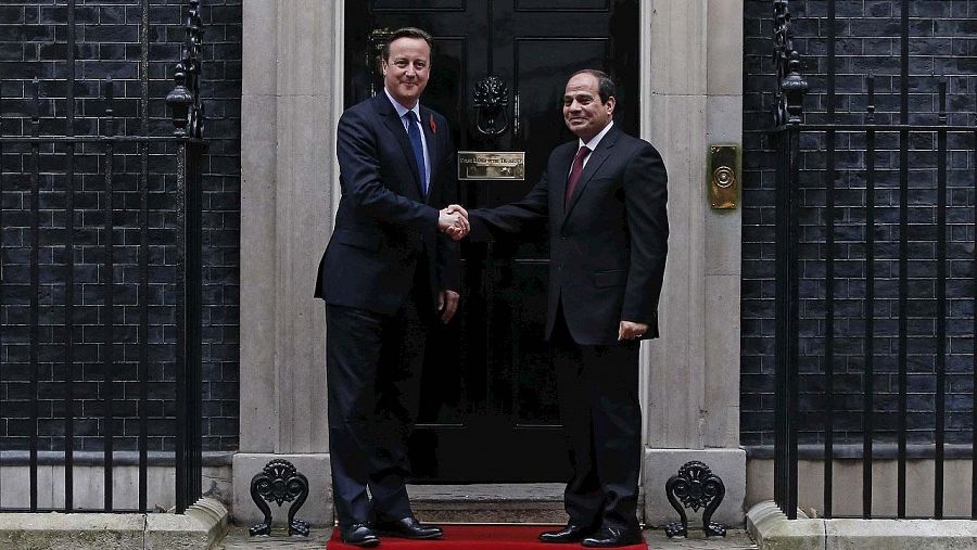 El primer ministro británico, David Cameron, estrecha la mano del presidente egipcio, Abdel Fatah al-Sisi, en la entrada de la residencia de Downing Street, Londres, el 5 de noviembre de 2015. AFP PHOTO / ADRIAN DENNIS