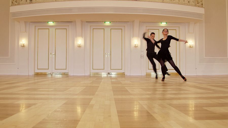 Chris Holezik y Eva Fus bailan uno de los valses más conocidos de 'El caballero de la rosa'