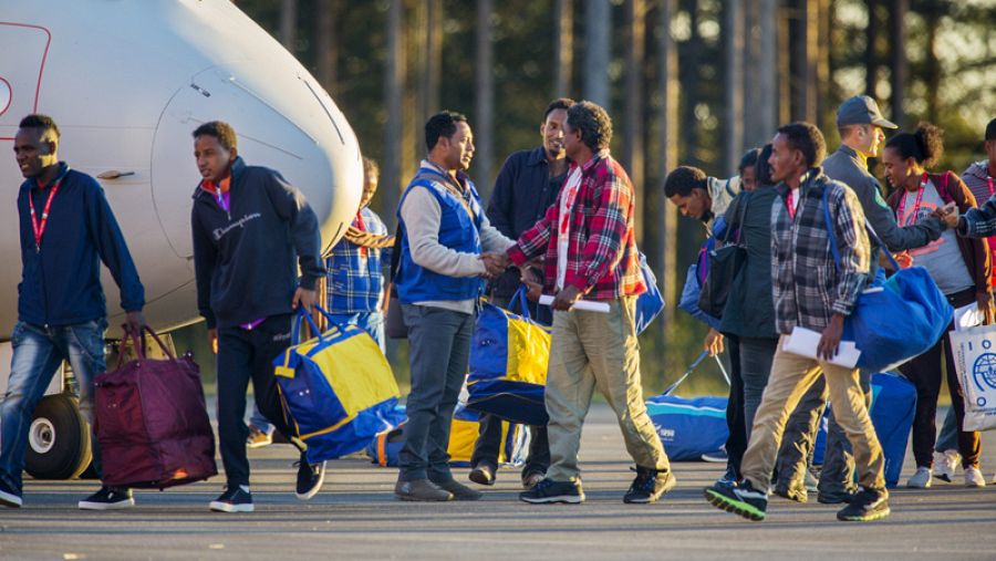 Llegada de algunos de los diecinueve refugiados eritreos que partieron desde el aeropuerto romano de Ciampino hacia el aeropuerto de Lulea, Kallax, al norte de Suecia