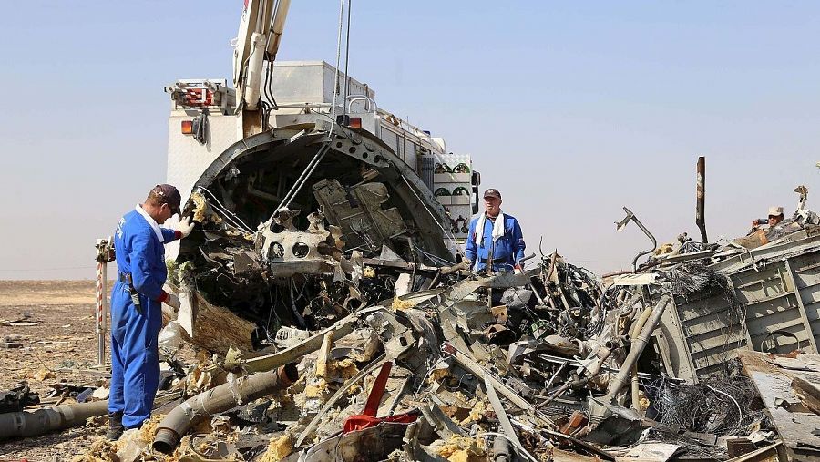 Imagen de los restos del avión A321 ruso que cayó en el Sinaí con 224 personas a bordo. AFP PHOTO / MINISTERIO DE EMERGENCIAS RUSO