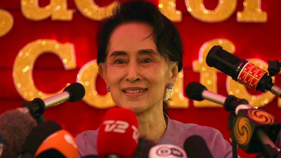 La líder opositora birmana y premio nobel de la Paz, Aung San Suu Kyi, el 5 de noviembre, durante la campaña electoral. AFP PHOTO / ROMEO GACAD