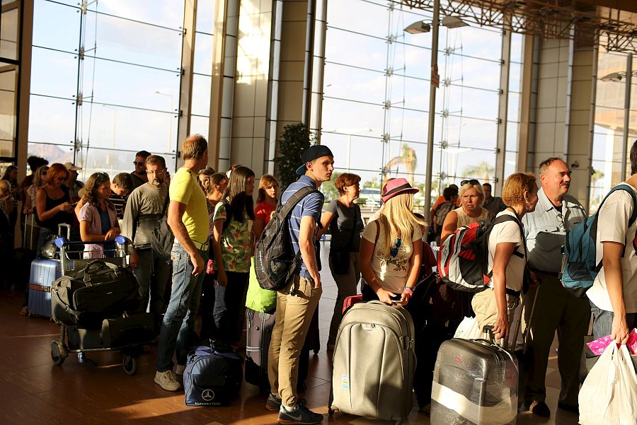 Turistas rusos y británicos hacen cola para tomar un vuelo en el aeropuerto de Sharm el Sheij