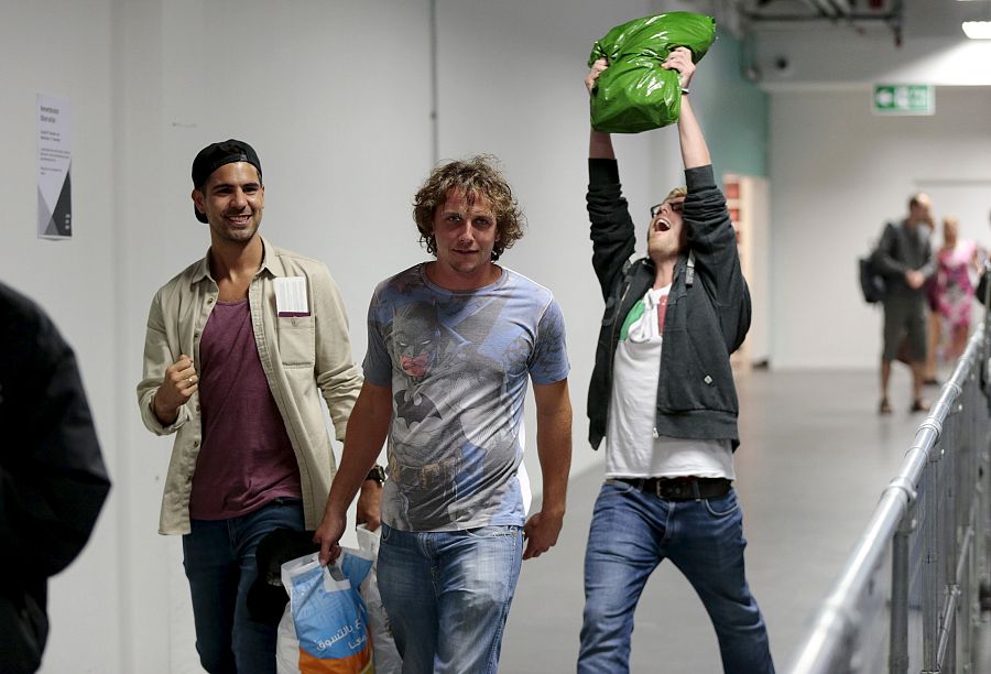 Varios turistas británicos celebran su llegada al aeropuerto de Luton, al norte de Londres