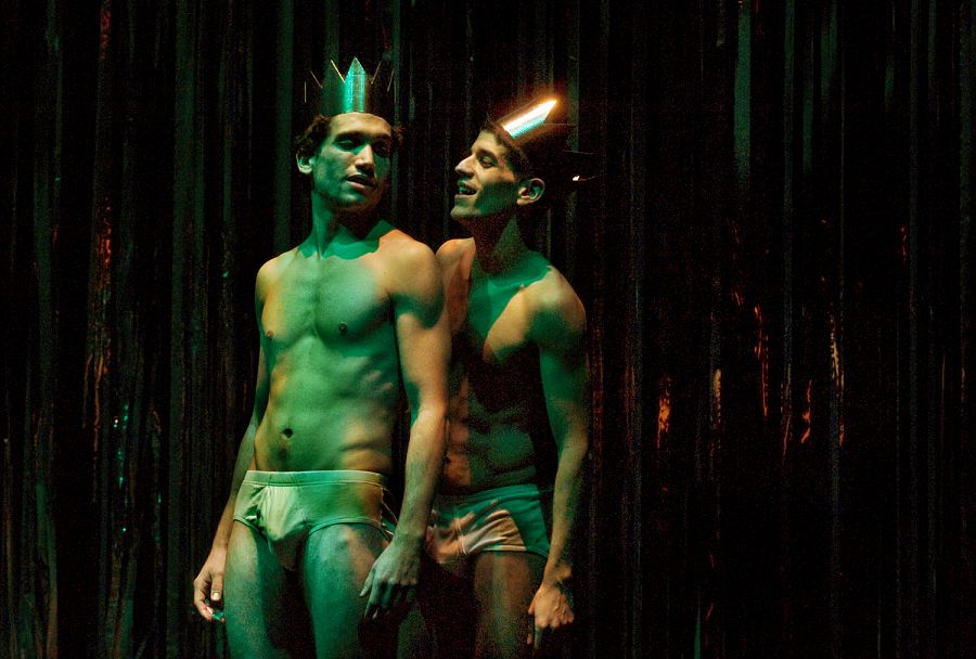 Jaime Lorente y Jorge Varandela durante una escena de El Público en el Teatro de La Abadía.