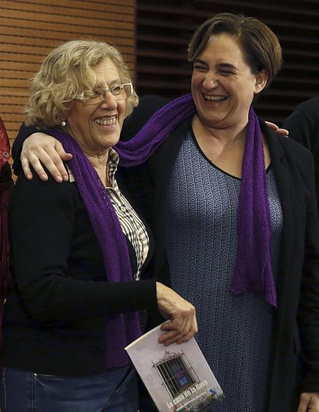 La alcaldesa de Madrid, Manuela Carmena, y la de Barcelona, Ada Colau, durante una reunión este domingo con motivo de la marcha contra la violencia machista