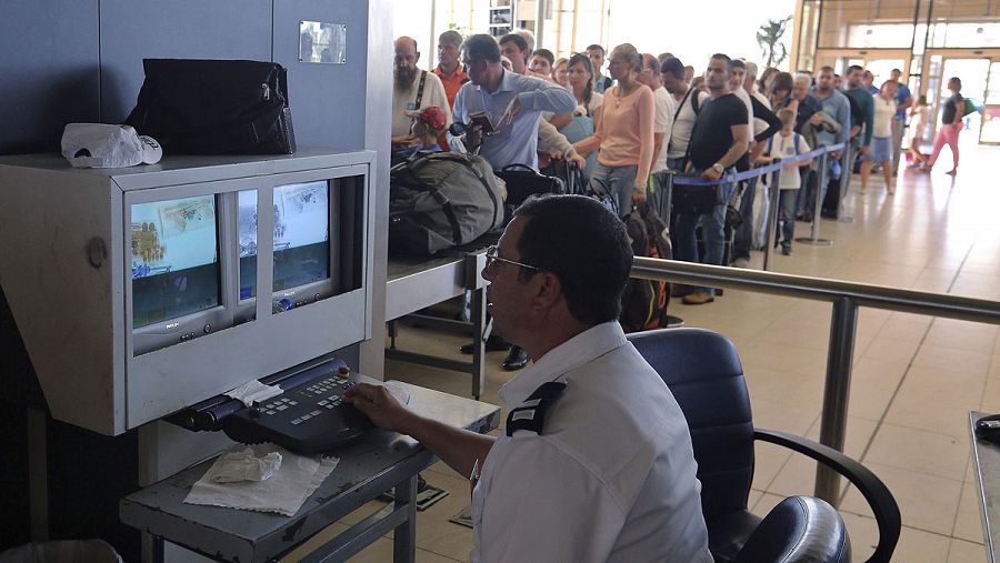Turistas pasan su equipaje por un control de seguridad en el aeropuerto de Sharm el-Sheij (Egipto)