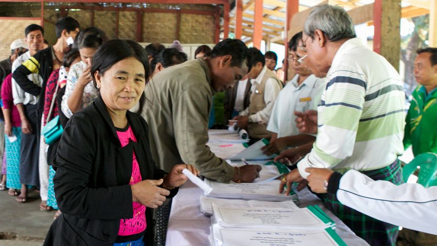 Ciudadanos birmanos votan de forma anticipada en un colegio electoral en el estado de Kachi, al norte del país.