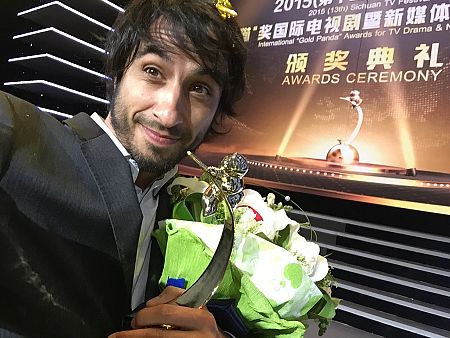 El director de 'El Ministerio del Tiempo', Marc Vigil, en la gala de ayer con el galardón obtenido