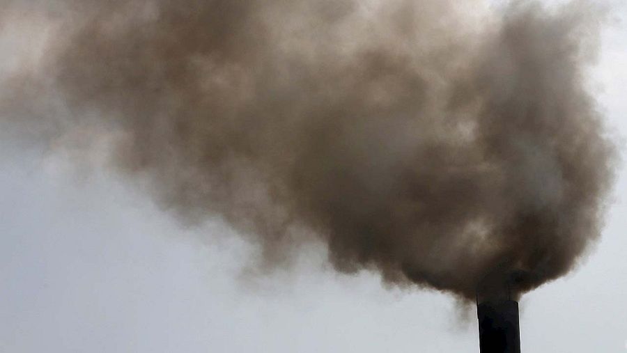Chimenea de una fábrica de papel en Phong Khe, cerca de Hanoi, en Vietnam. REUTERS/Khama