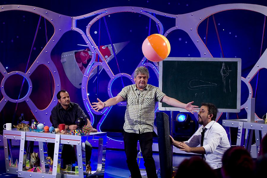 El divulgador científico Antonio Martínez Ron nos explica, junto a Javier Coronas, por qué vuelan los aviones