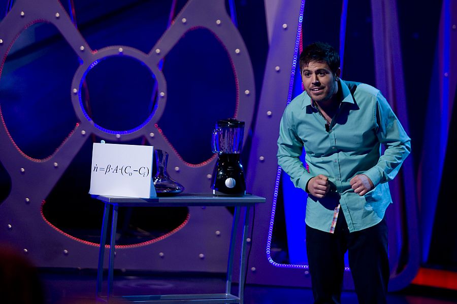 Víctor López, tercer clasificado del concurso de monólogos científicos FAMELAB, nos hace reír con su explicación de por qué el vino tiene que respirar