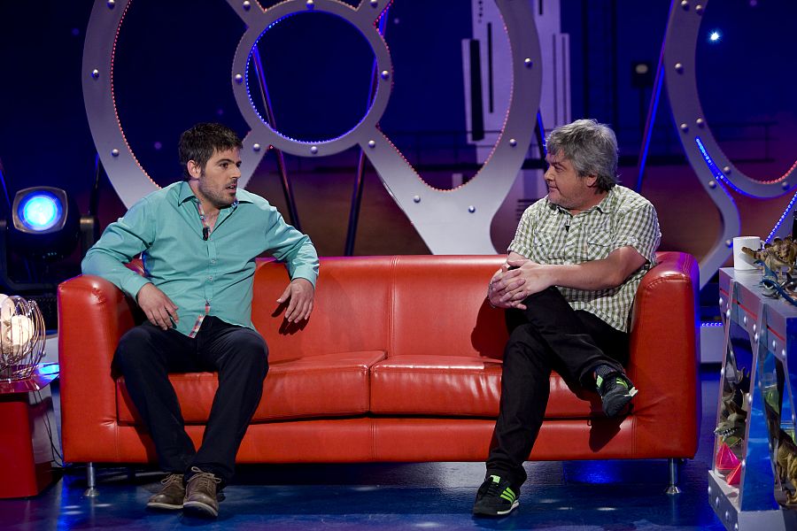 Víctor López, tercer clasificado del concurso de monólogos científicos FAMELAB, con Javier Coronas