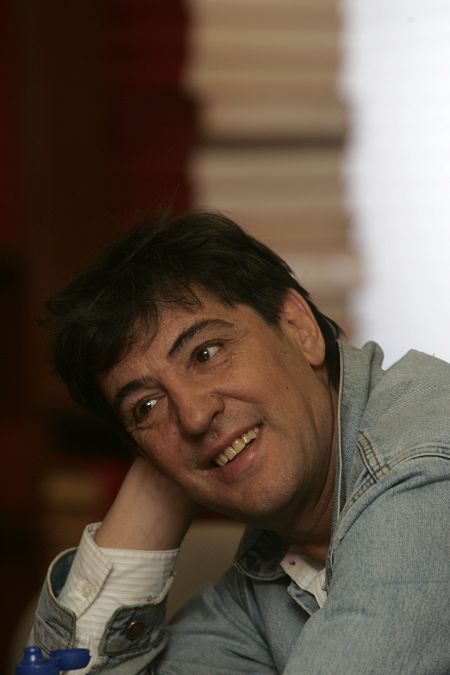 Manolo Tena nos confiesa sus reflexiones sobre su propia carrera, los aciertos, los errores, los excesos y sus expectativas de futuro