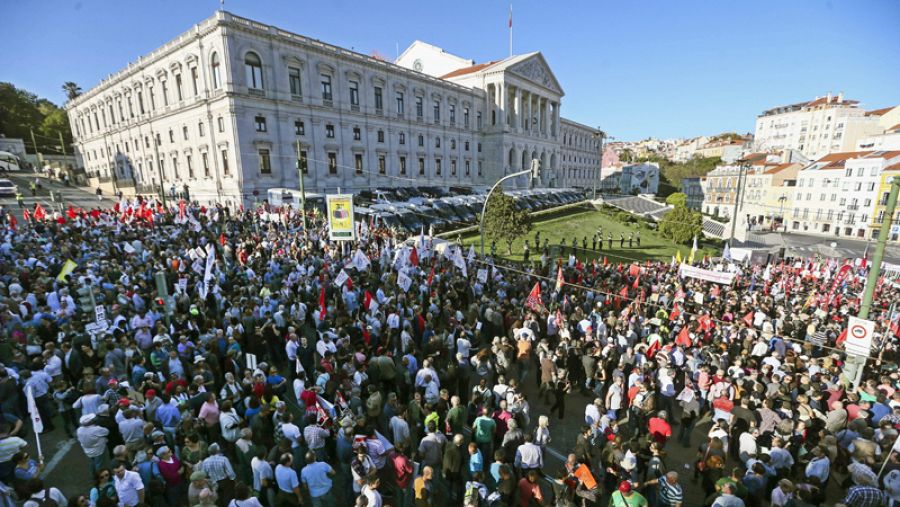 Vista de la manifestación convocada por la Confederación General de los Trabajadores Portugueses ante la escalinata del Parlamento portugués