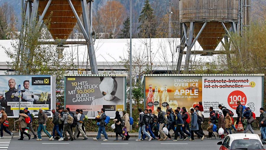 Un grupo de inmigrantes llega proveniente de Eslovenia, el lunes 9 de noviembre de 2015, a un campamento ubicado en Kufstein (Austria). EFE/JANOS BUGANY