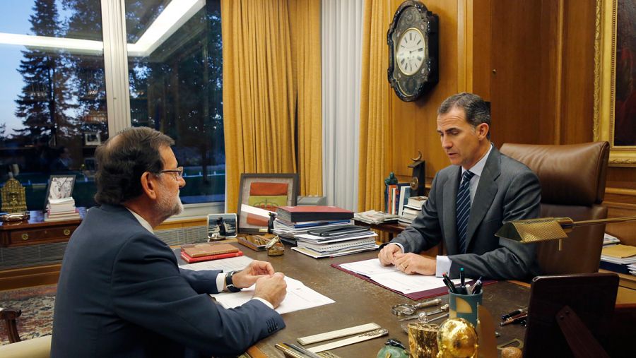 El rey Felipe VI recibe al presidente del Gobierno en su despacho semanal.