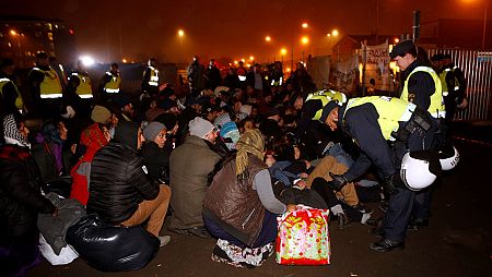 Agentes de la policía desalojan un campamento ilegal de refugiados en Malmoe (Suecia) a principios de noviembre.