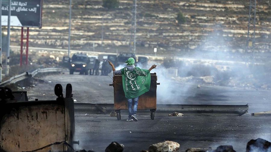 Un manifestante palestino durante enfrentamientos con las tropas israelíes en la ciudad de Al Bireh, en la Cisjordania ocupada. AFP PHOTO / ABBAS MOMANI