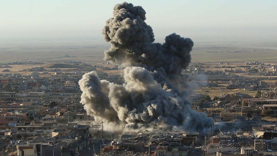 Bombardeo de EE.UU. sobre Sinyar, en el norte de Irak, el 12 de noviembre de 2015. REUTERS/Ari Jalal