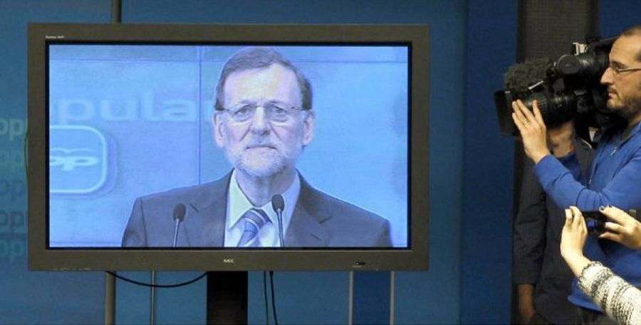 Los periodistas siguen en una rueda de prensa por televisión y sin preguntas una rueda de prensa de Rajoy en la sede del PP.