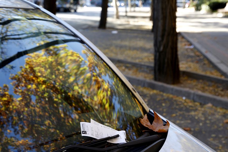 Un coche ha sido sancionado por incumplir la norma de no estacionar