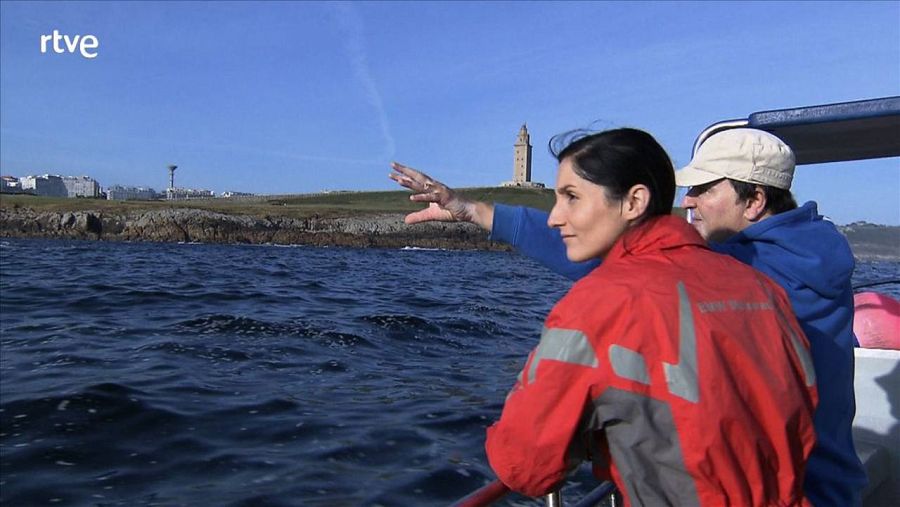 Clara Peñalver, con el Faro de la Torre de Hércules al fondo