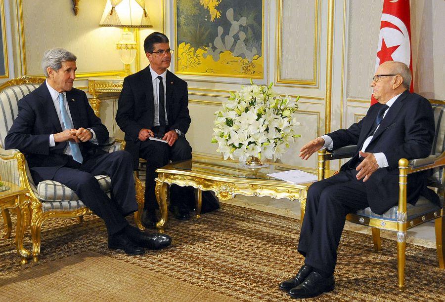 El secretario de Estado de EE.UU., John Kerry, se entrevista con el presidente de Túnez, Baji Cain Essebsi
