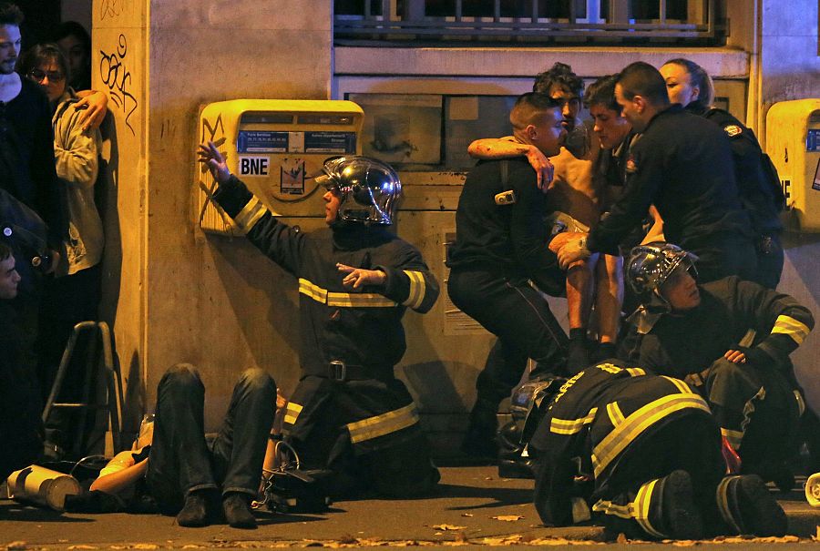 Equipos de bomberos atienden a varios heridos cerca de la sala de conciertos Bataclan