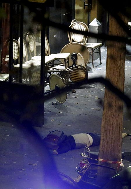 Una víctima yace en la puerta de la sala de conciertos Bataclan tras el brutal atentado.