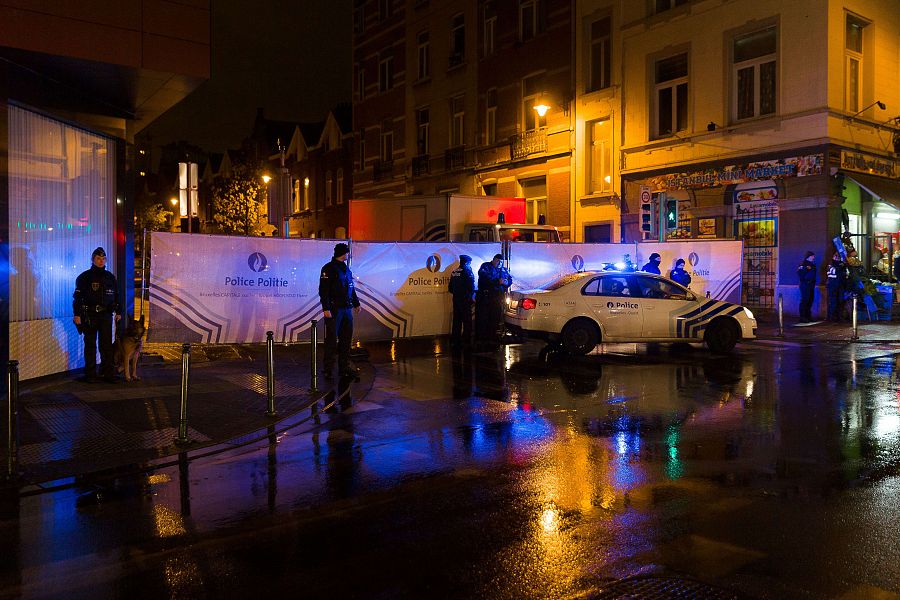 Un cordón policial durante la operación llevada a cabo en el barrio de Molenbeek, en Bruselas.