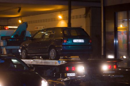 La policía belga retira en Bruselas este Volkwagen Polo, el coche con el que se sospecha que los terroristas de París llegaron hasta Bataclan para cometer la masacre.