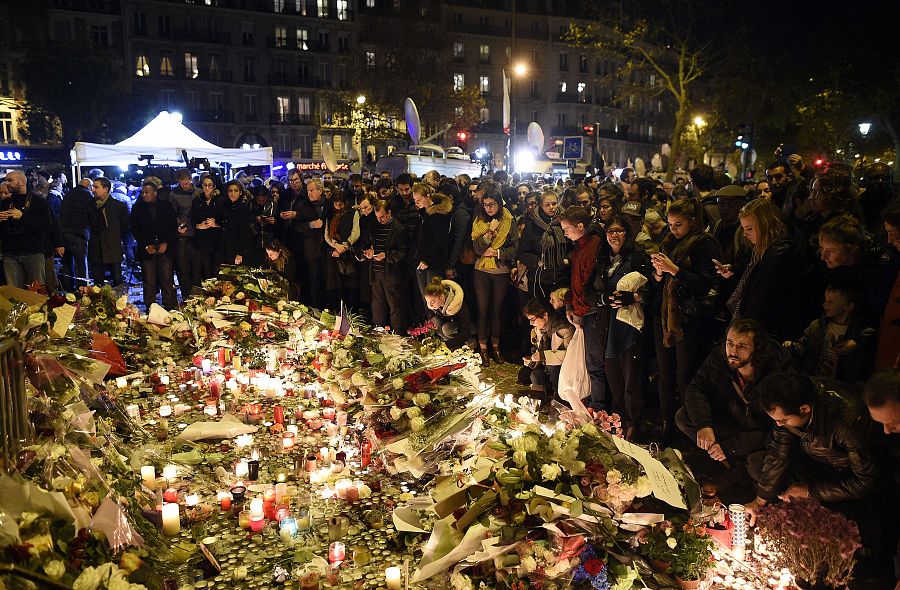 El altar improvisado por los ciudadanos ante la sala de coniertos Bataclan, donde tuvo lugar el asalto más grave