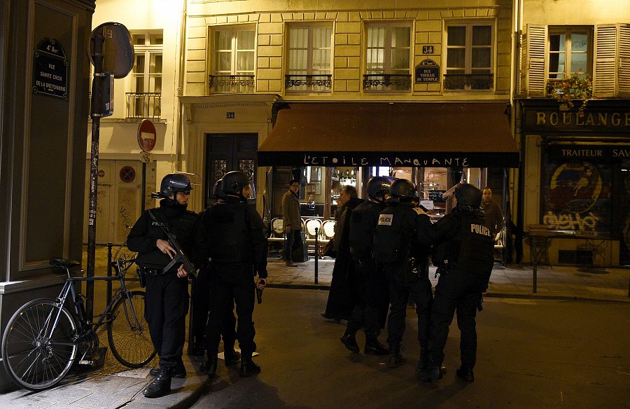 Policías franceses patrullan en el barrio del Marais, en París