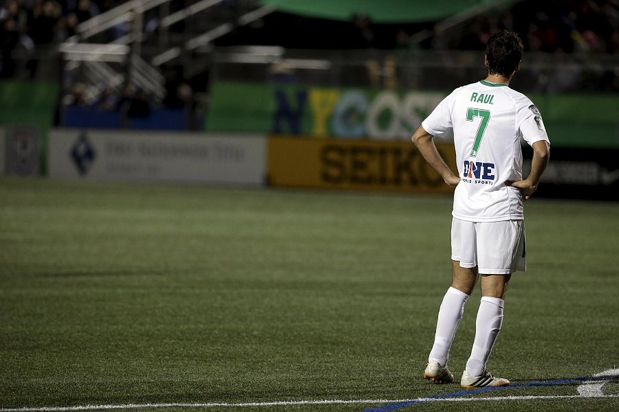 Raúl González, durante su último partido como jugador de fútbol.