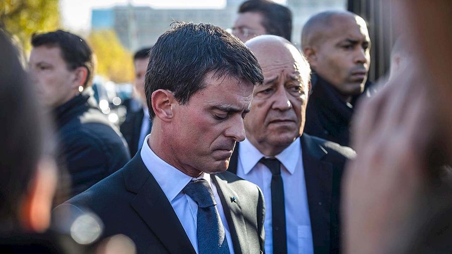 El primer ministro francés, Manuel Valls, y el ministro de Defensa, Jean-Yves Le Drian hablan a la prensa en la Ecole Militaire de París, el 15 de noviembre de 2015. EFE/EPA/CHRISTOPHE PETIT TESSON