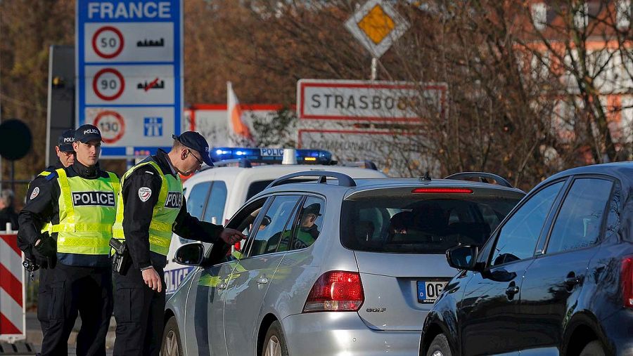 Control de la Policía francesa en la frontera franco-alemana en Estrasburgo, tras los atentados de París, el 16 de noviembre de 2015. REUTERS/Vincent Kessler