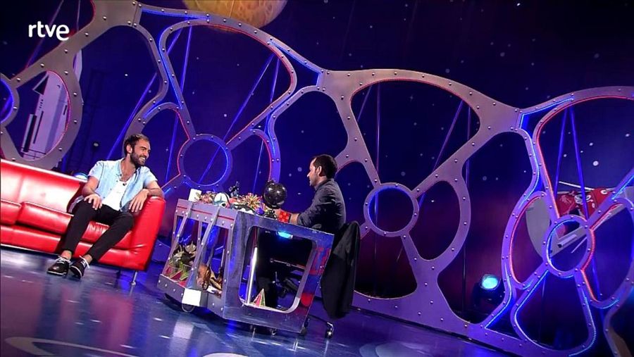 El actor Jon Plazaola, con ángel Martín, en el plató de Órbita Laika