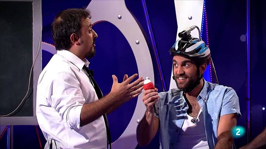 El periodista científico Antonio Martínez Ron demuestra en plató la famosa teoría de Einstein, con la ayuda del actor Jon Plazaola, a quien convierte en un sorprendente viajero espacial