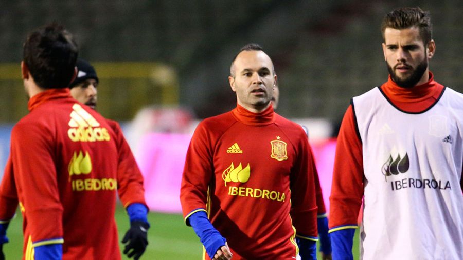 Los jugadores de la selección española de fútbol Andrés Iniesta y Nacho Fernández, durante un entrenamiento en Bruselas.