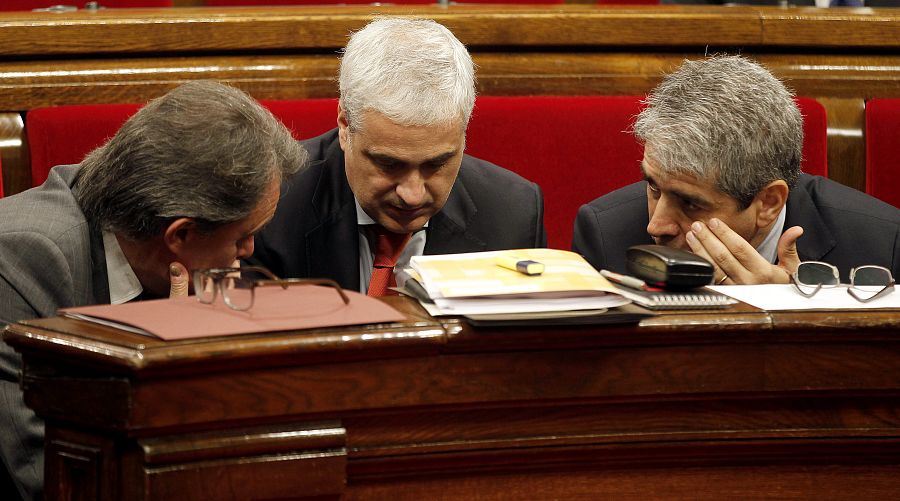 Artur Mas conversa con Homs en el Parlament, en presencia del conseller de Justicia.
